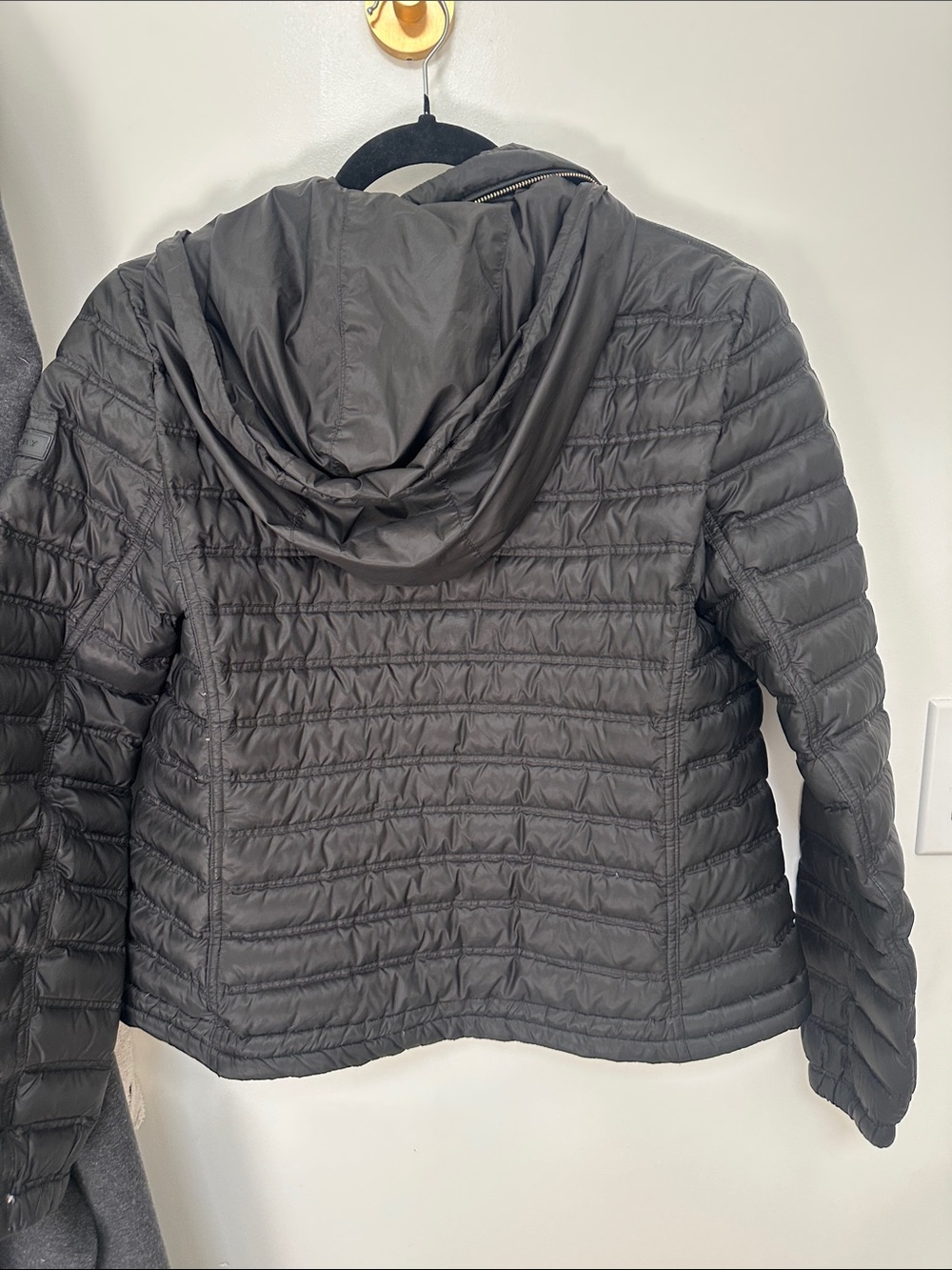 Burberry Black Quilted Puffer Jacket with Checked Lining - Picture 5 of 5